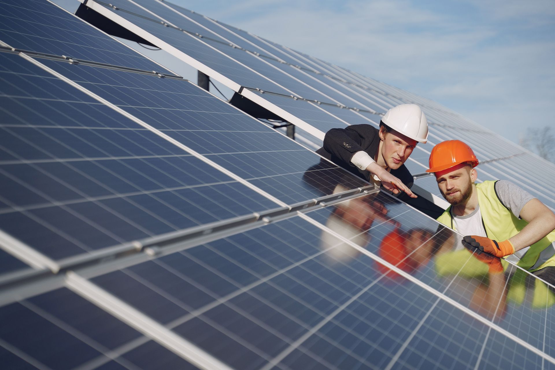 Engenheiros a analisar painéis solares