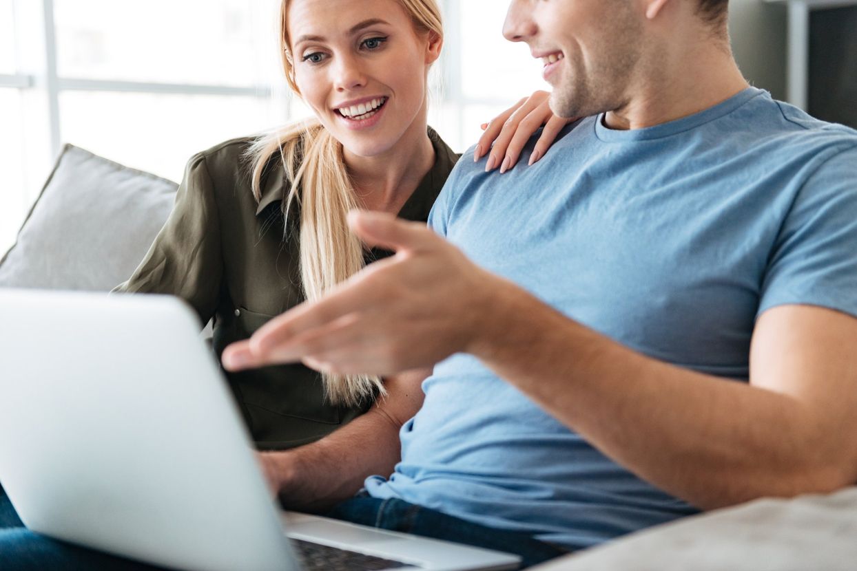 Casal a Analisar Informação/Pedir Orçamento no Computador