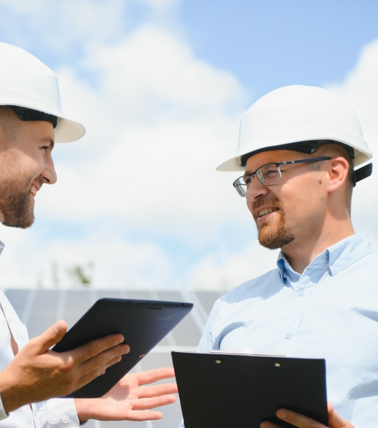 Dois engenheiros com tablets e capacetes