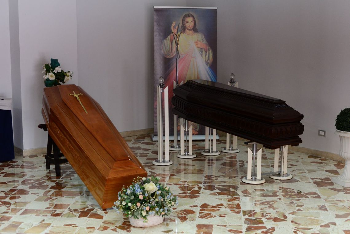 casse funebri esposte in agenzia