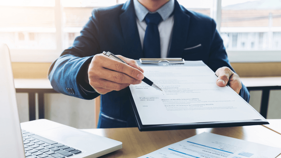 Signature de contrat pour un directeur marketing