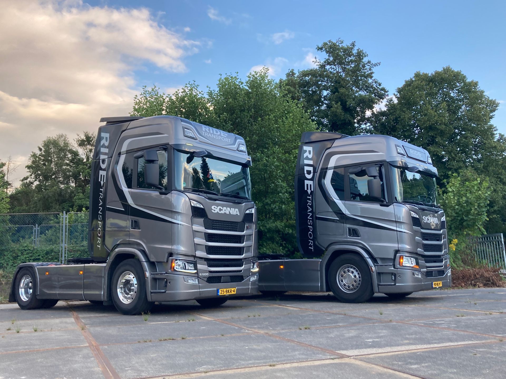 Twee grijze Scania-vrachtwagens 
