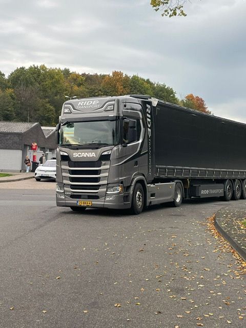 Een grijze Scania-vrachtwagen 