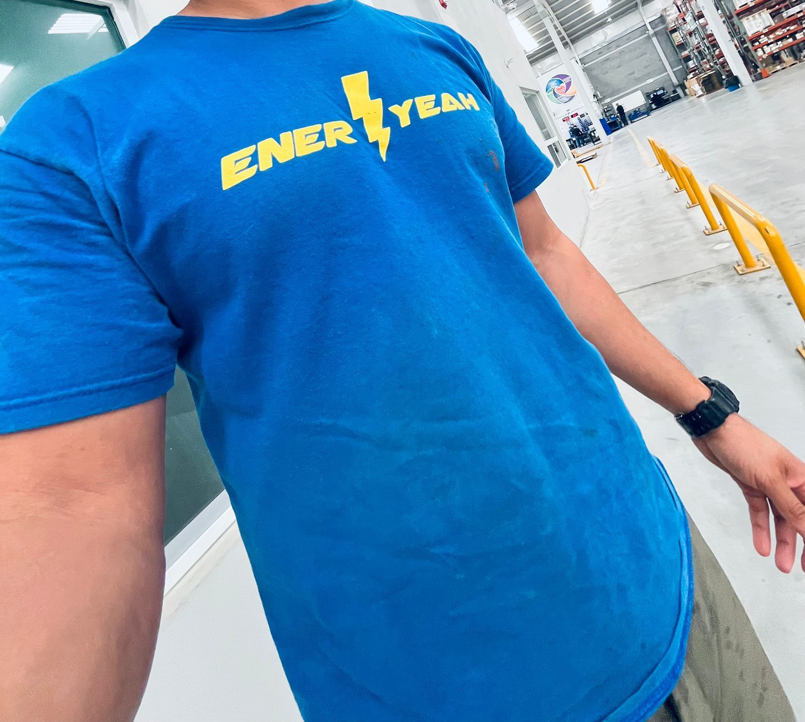 Una persona que viste una camiseta azul con la palabra