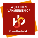 A red sign that says wij leiden vakmensen op