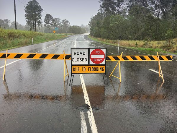 Emergency traffic management at a South Australian road closure