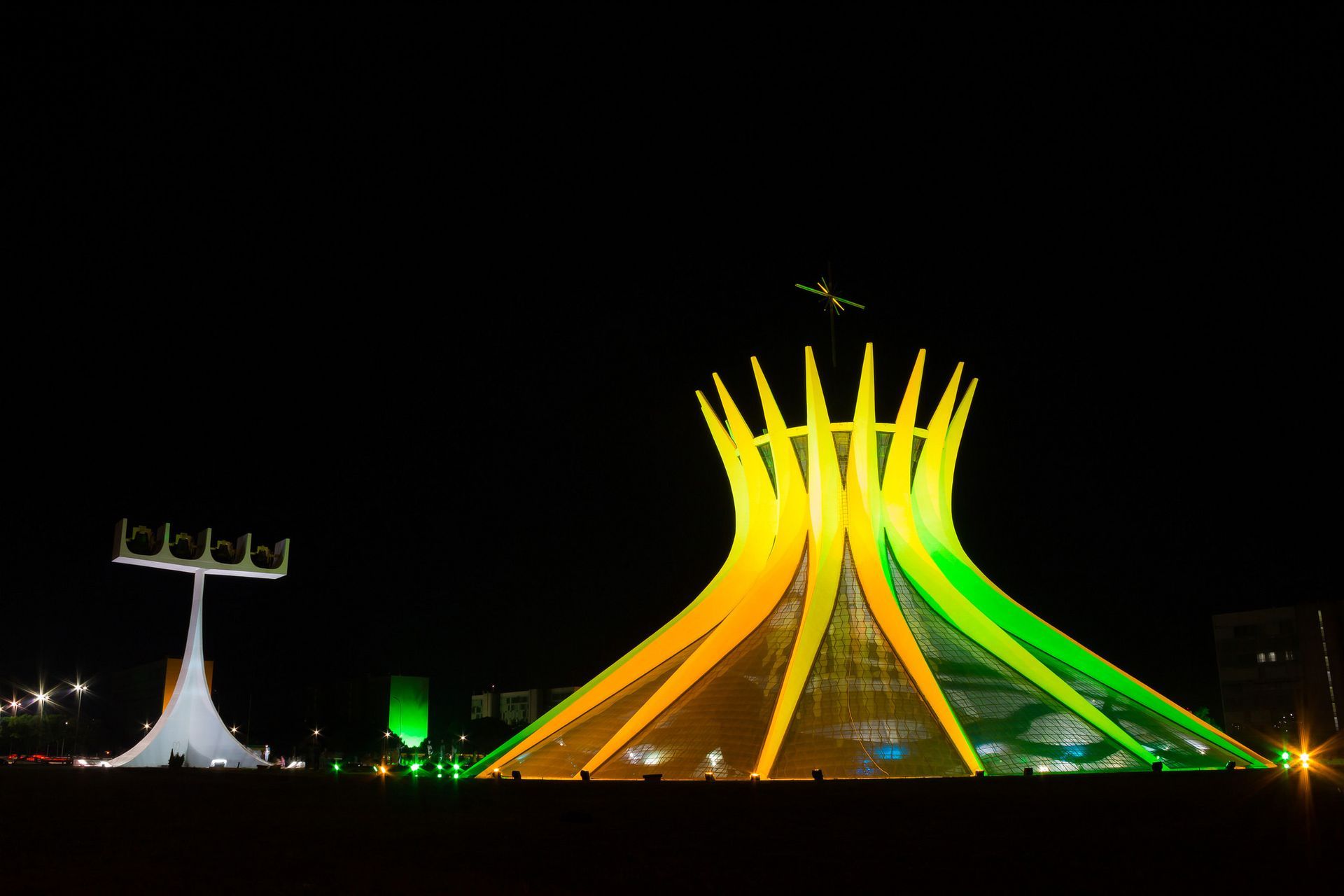 Aniversário de Brasília: No dia 21 de abril, celebra-se a inauguração da capital federal. A Catedral