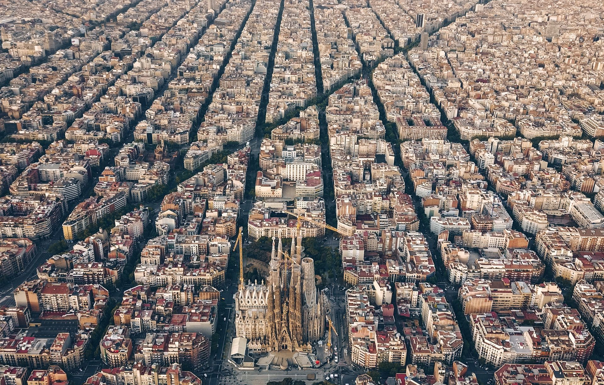 Barcelona: Arquitetura de Gênios e uma Copa para Celebrar
Da genialidade de Gaudí aos gramados da gl