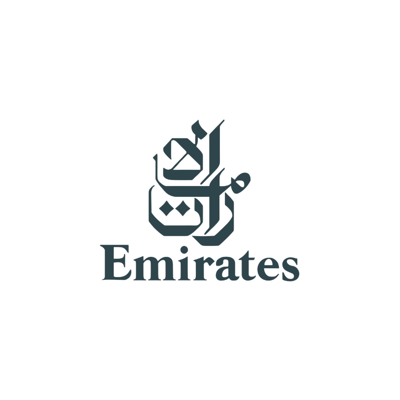 O logotipo da Emirates é preto e branco e tem escrito em árabe.