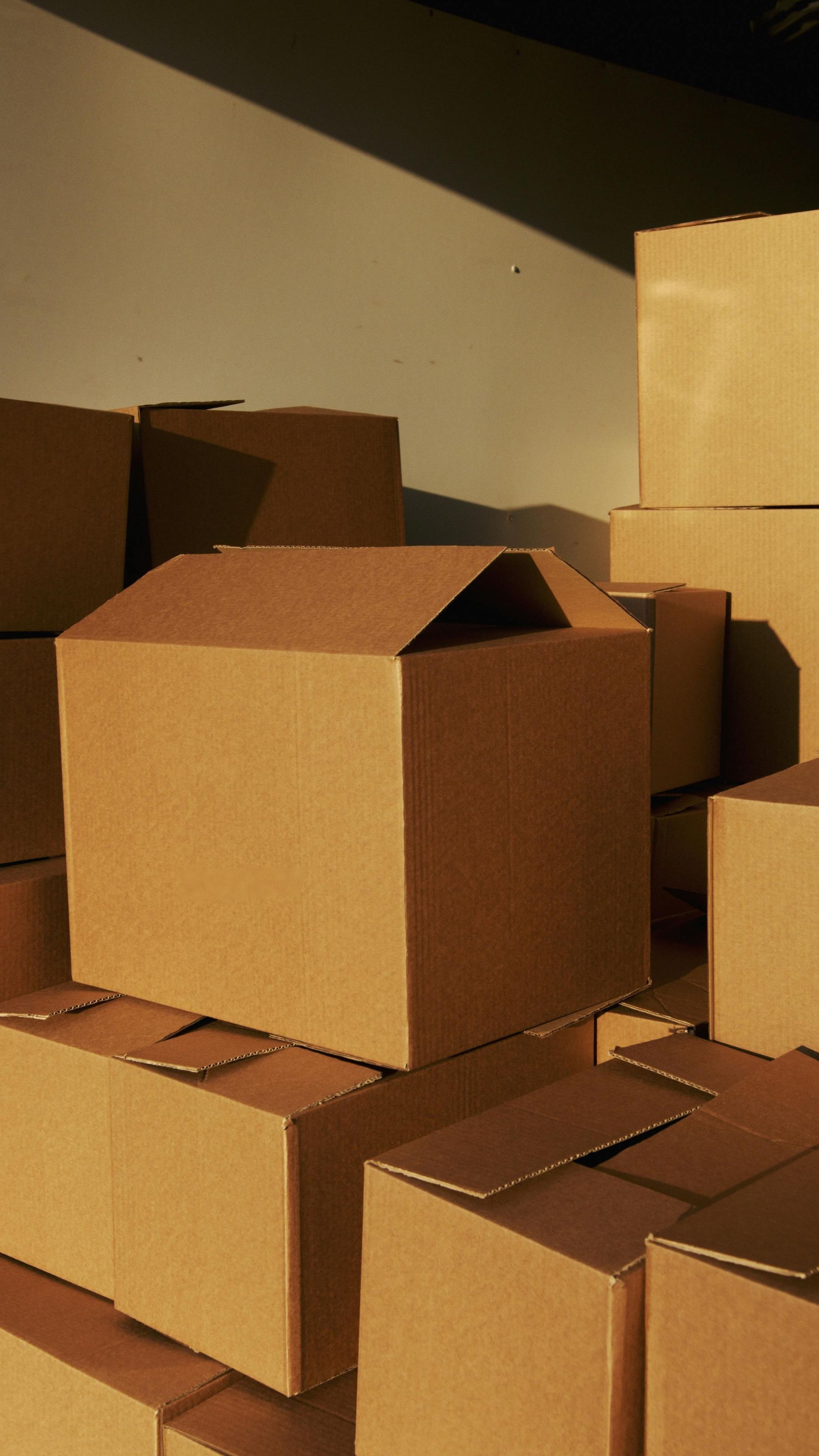 Uma pilha de caixas de papelão empilhadas umas sobre as outras
