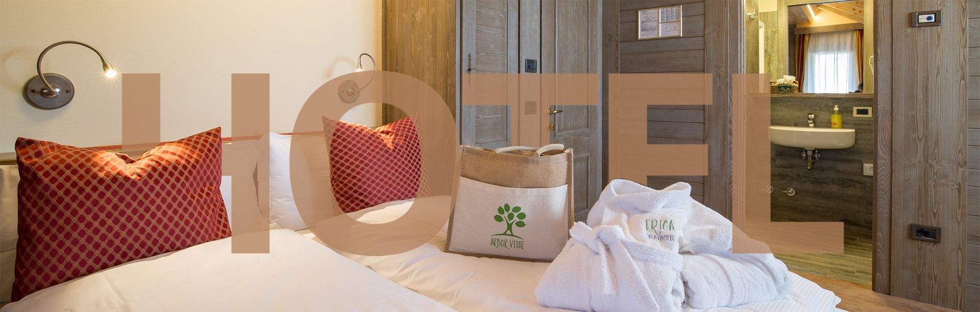 Una camera d'albergo con un letto, asciugamani e un bagno.