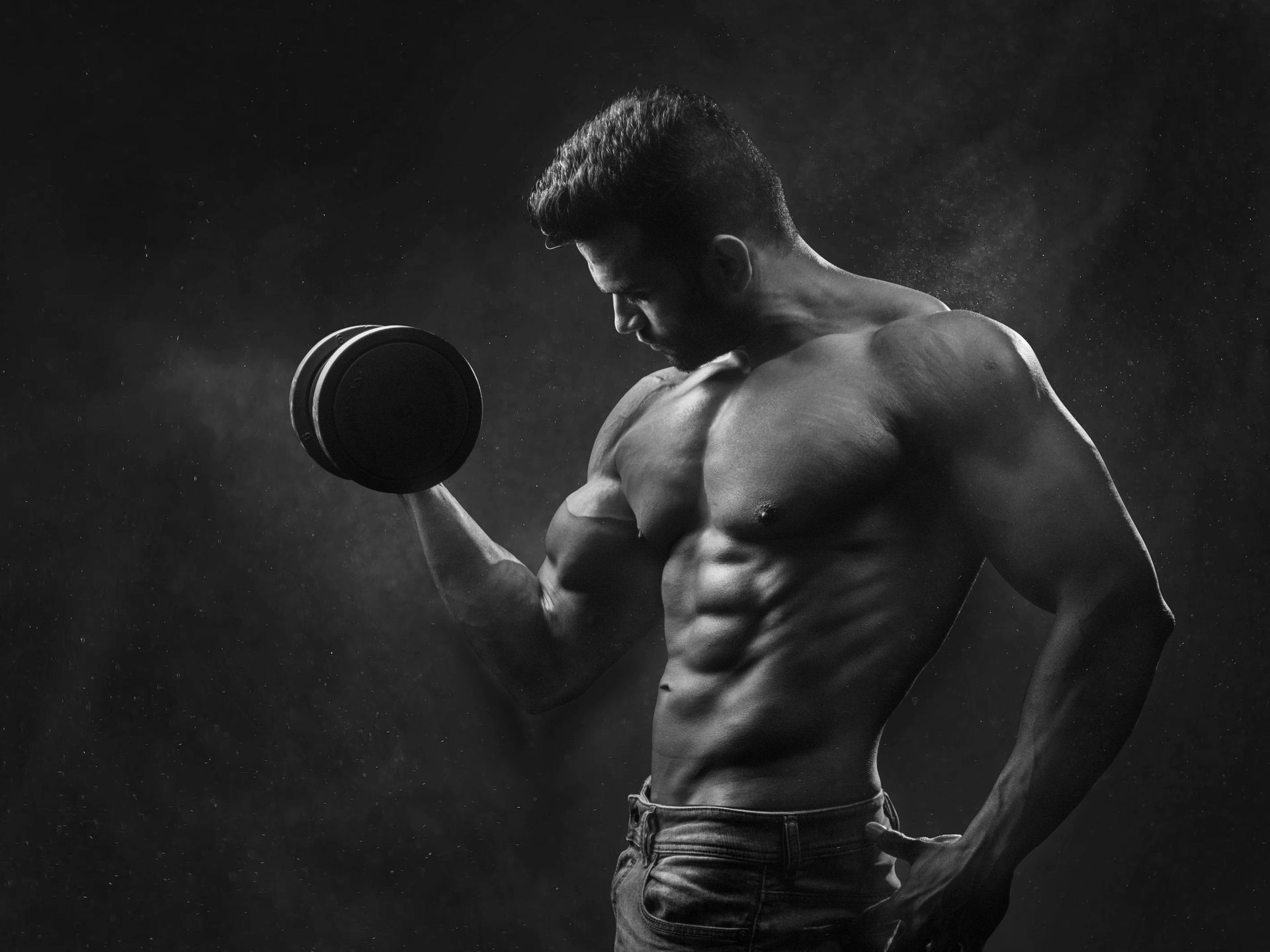 Due donne sono una accanto all'altra in una palestra e parlano tra loro.