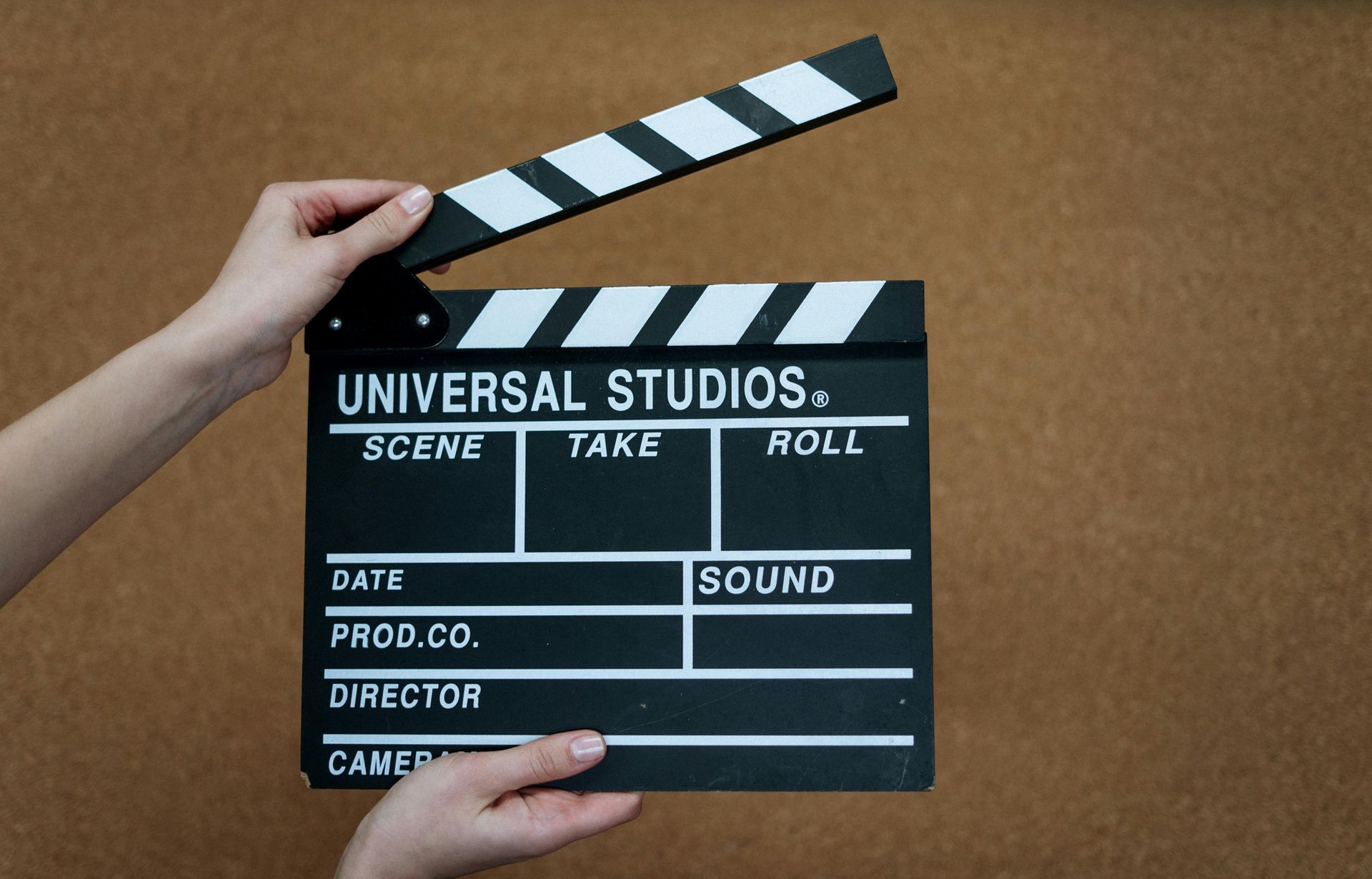 Una persona tiene in mano un ciak degli Universal Studios