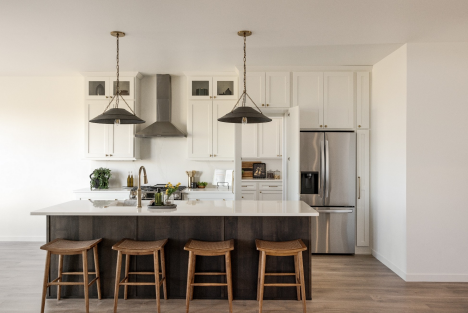 A bright, approachable rambler shaped by warm contrast, useful spaces, and refined details