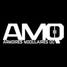 Logo blanc « AMQ » sur fond noir avec « ARMOIRES MODULAIRES QC » en dessous.
