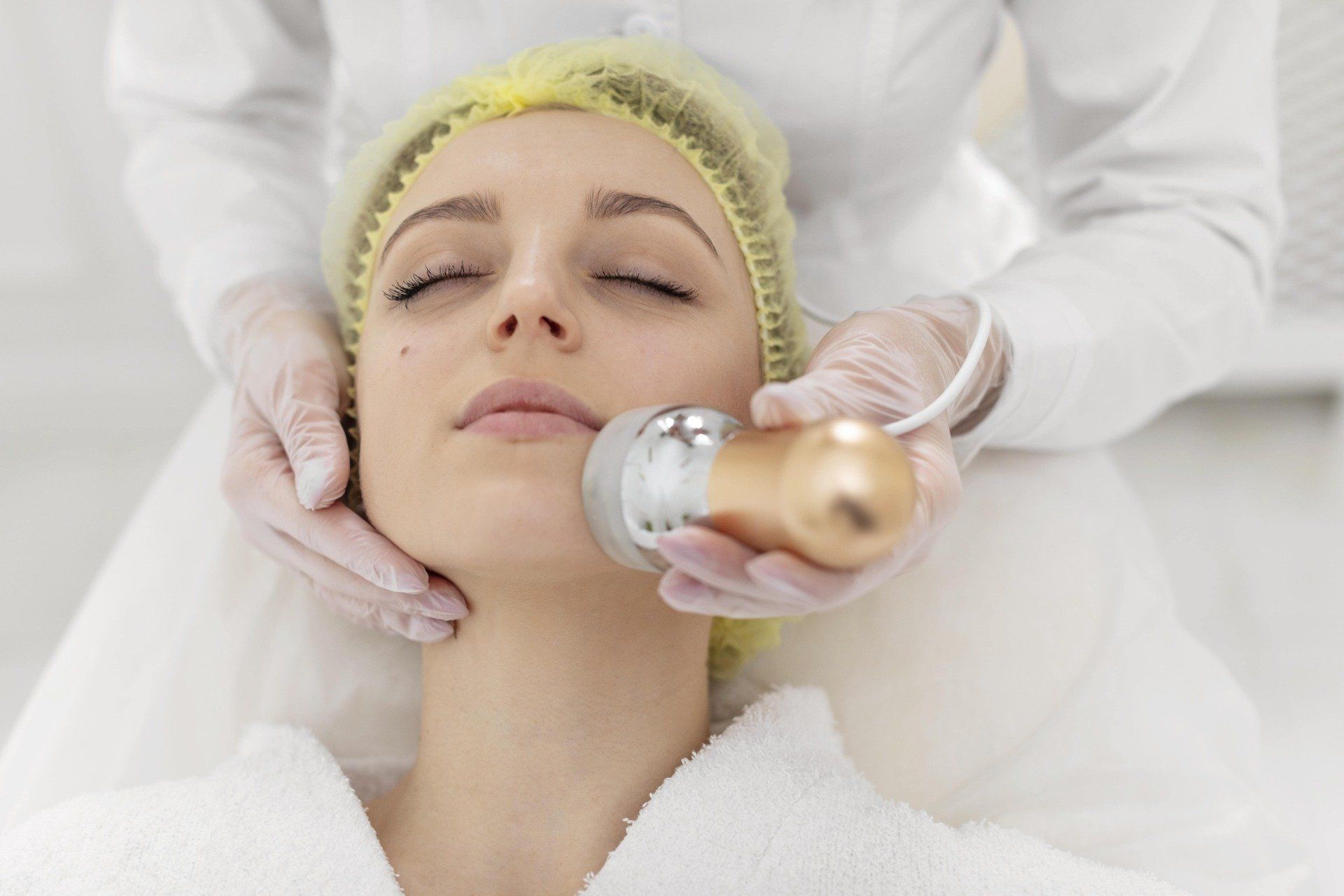 woman-beauty-clinic-face-treatment