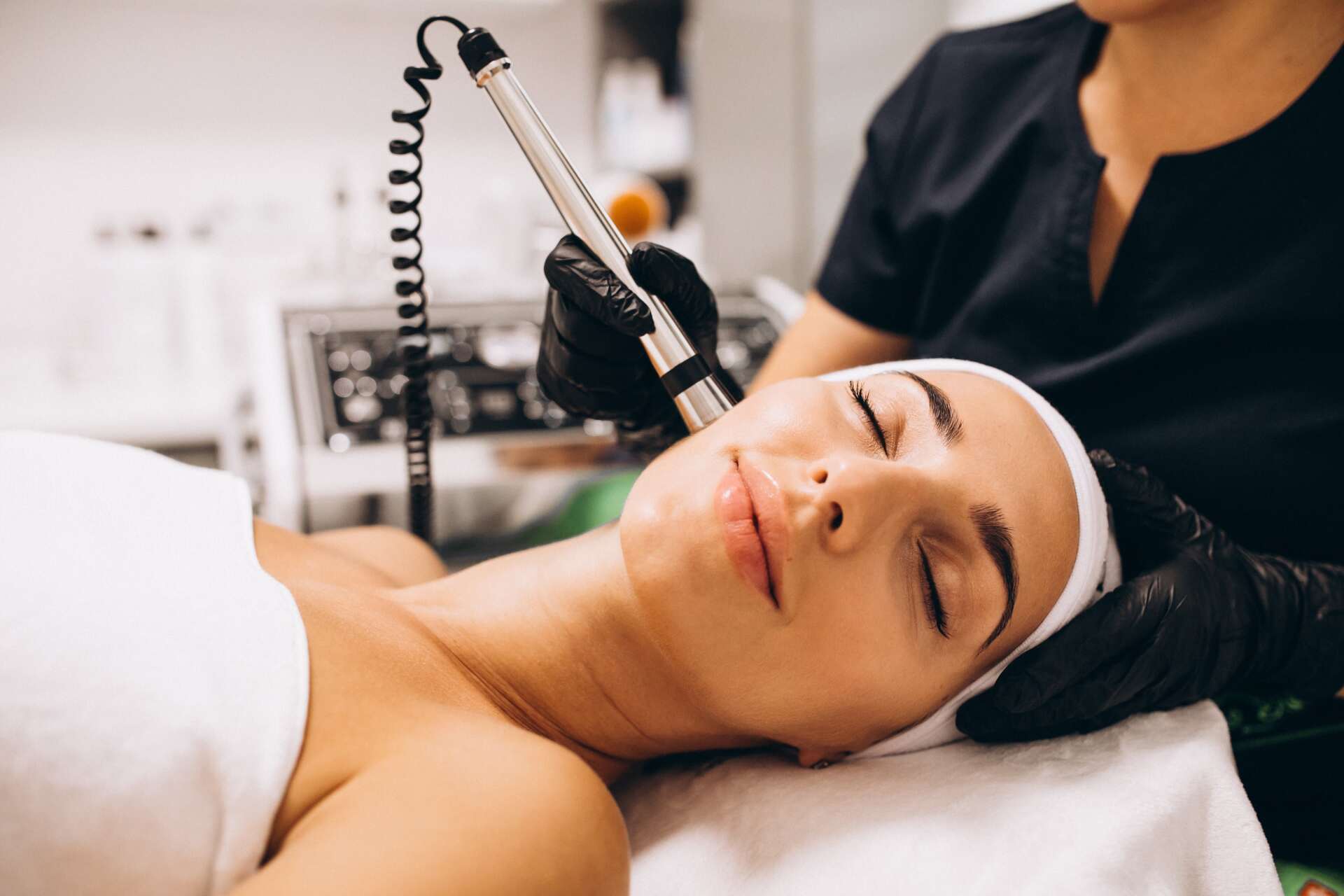 woman-making-beauty-procedures-beauty-salon