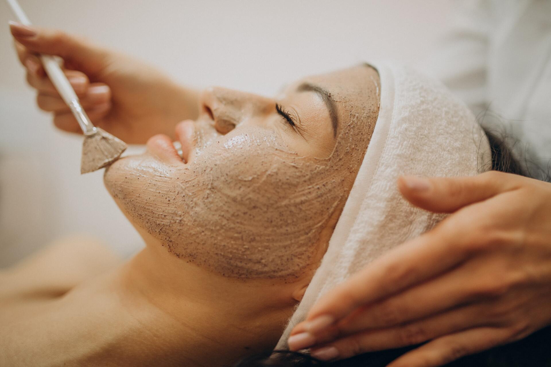 woman-visiting-cosmetologist-making-rejuvenation-procedures