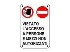 Vietato l'accesso a persone e mezzi non autorizzati