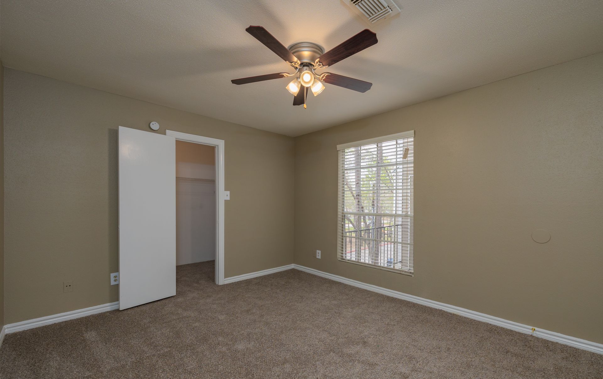 Serena Woods Apartments carpet flooring