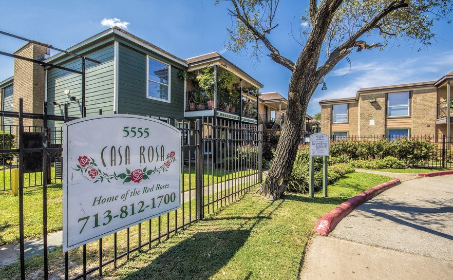 there is a sign in front of a building that says `` casa rosa '' .