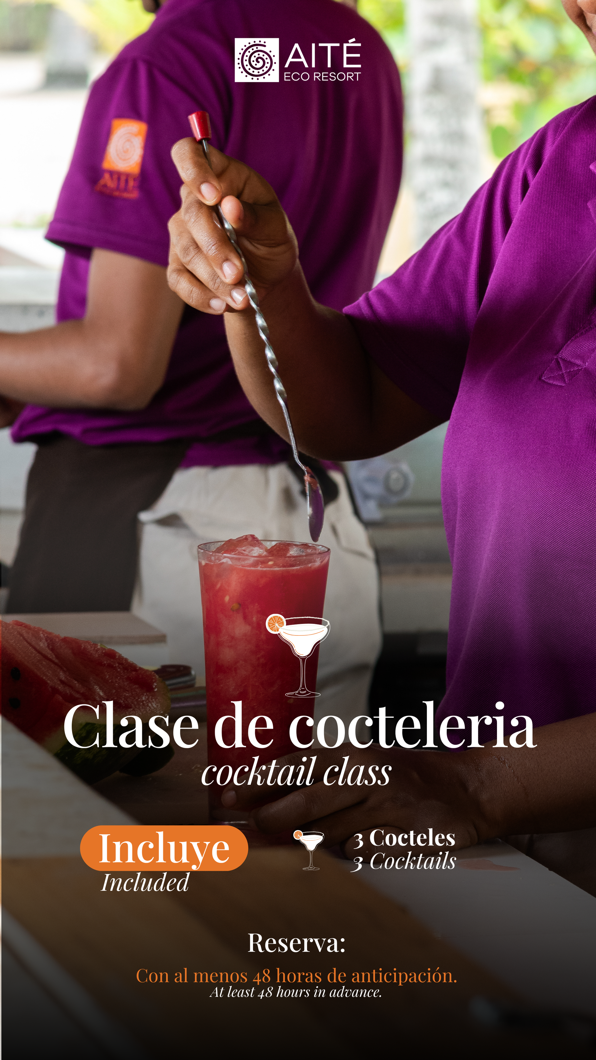 Manos removiendo un cóctel rojo en un vaso, con el texto del evento "Clase de coctelería" en un cartel morado.