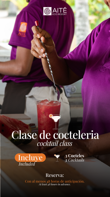 Manos removiendo un cóctel rojo en un vaso, con el texto del evento "Clase de coctelería" en un cartel morado.