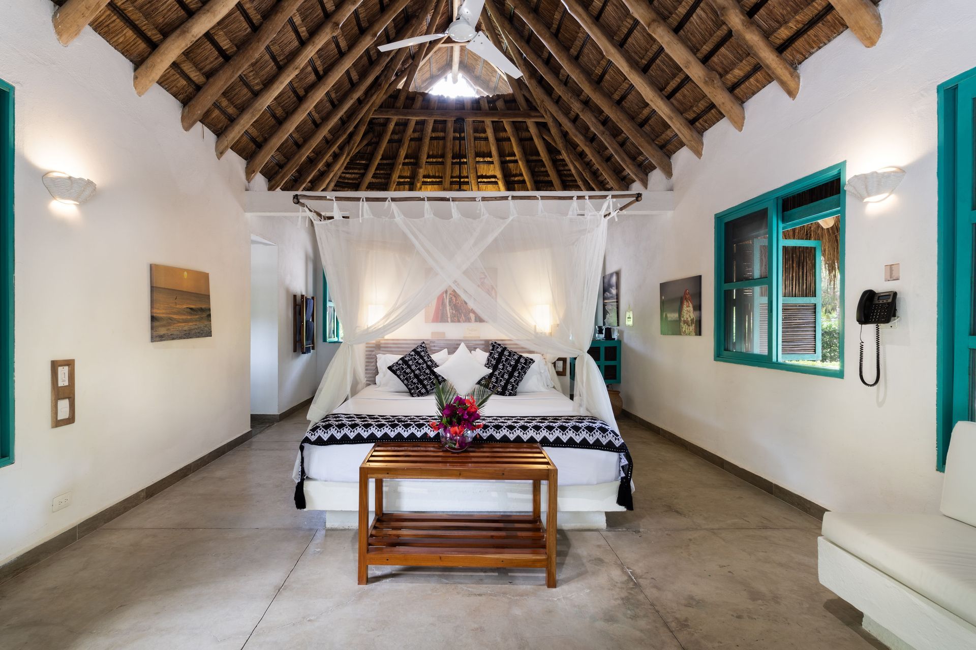 Arquitectura tropical y vegetación de un establecimiento multigeneracional en Palomino