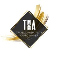 Logotipo del ganador del premio THA Travel & Hospitality Award 2021 en negro, dorado y blanco.