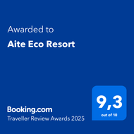 Insignia de los premios Booking.com Traveller Review Awards 2025 para Aite Eco Resort, con una calificación de 9,3/10 sobre fondo azul.