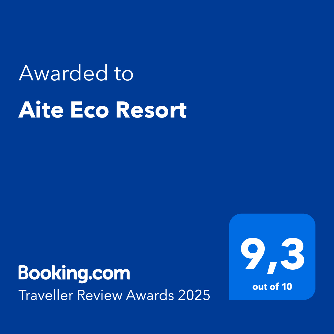 Insignia de los premios Booking.com Traveller Review Awards 2025 para Aite Eco Resort, con una calificación de 9,3/10 sobre fondo azul.