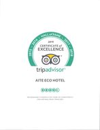 Distintivo de Certificado de Excelencia de Tripadvisor para el ATE Eco Hotel, con sello verde y logotipo de búho.