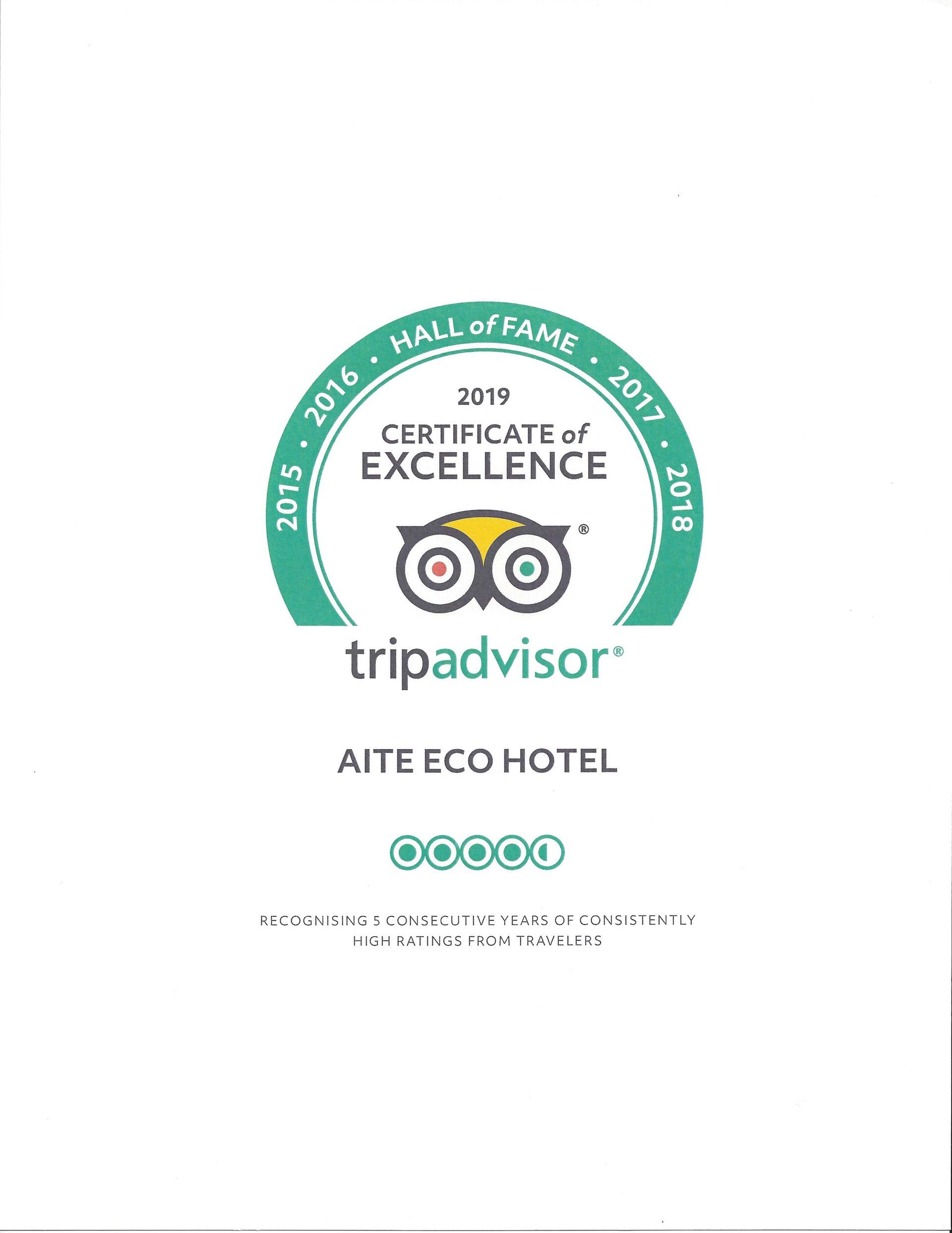 Distintivo de Certificado de Excelencia de Tripadvisor para el ATE Eco Hotel, con sello verde y logotipo de búho.