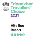 Insignia del premio Travellers' Choice 2021 de Tripadvisor para Aite Eco Resort, con círculos verdes y logotipo.
