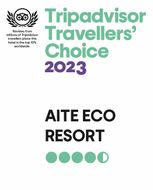 Insignia Travellers' Choice 2023 de Tripadvisor para AITF Eco Resort sobre fondo blanco.