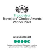 Insignia de ganador de los premios Travellers' Choice de Tripadvisor 2024 para Aite Eco Resort con puntos de calificación verde.