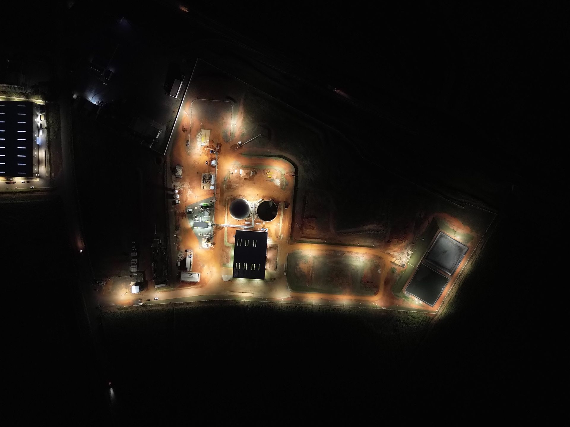 Uma vista aérea da crigeo iluminada à noite.