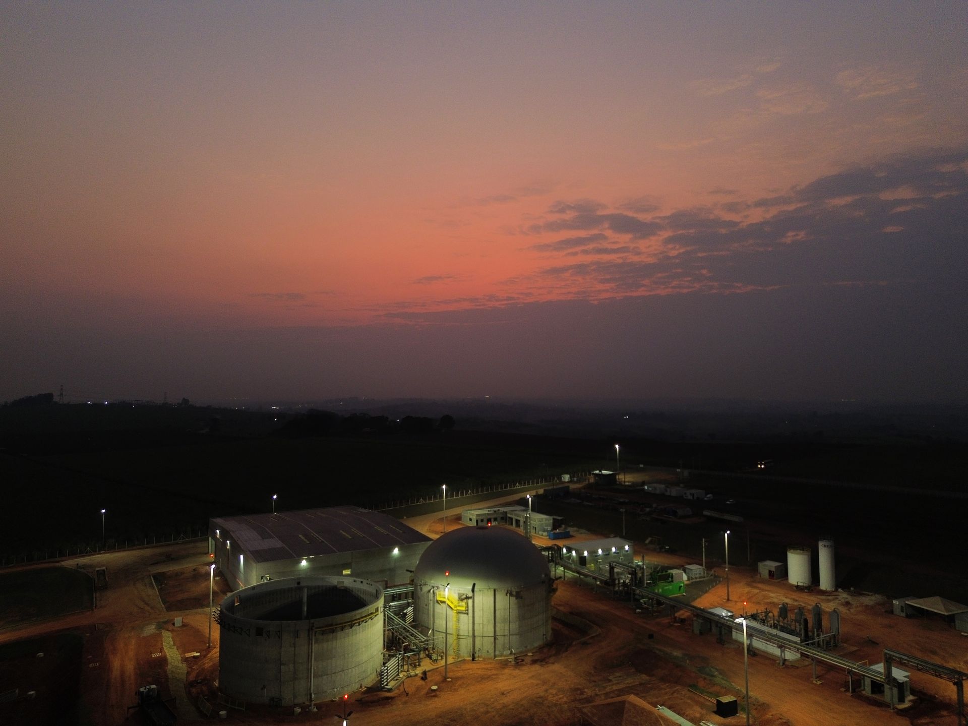 Uma vista aérea noturna da CRIGEO