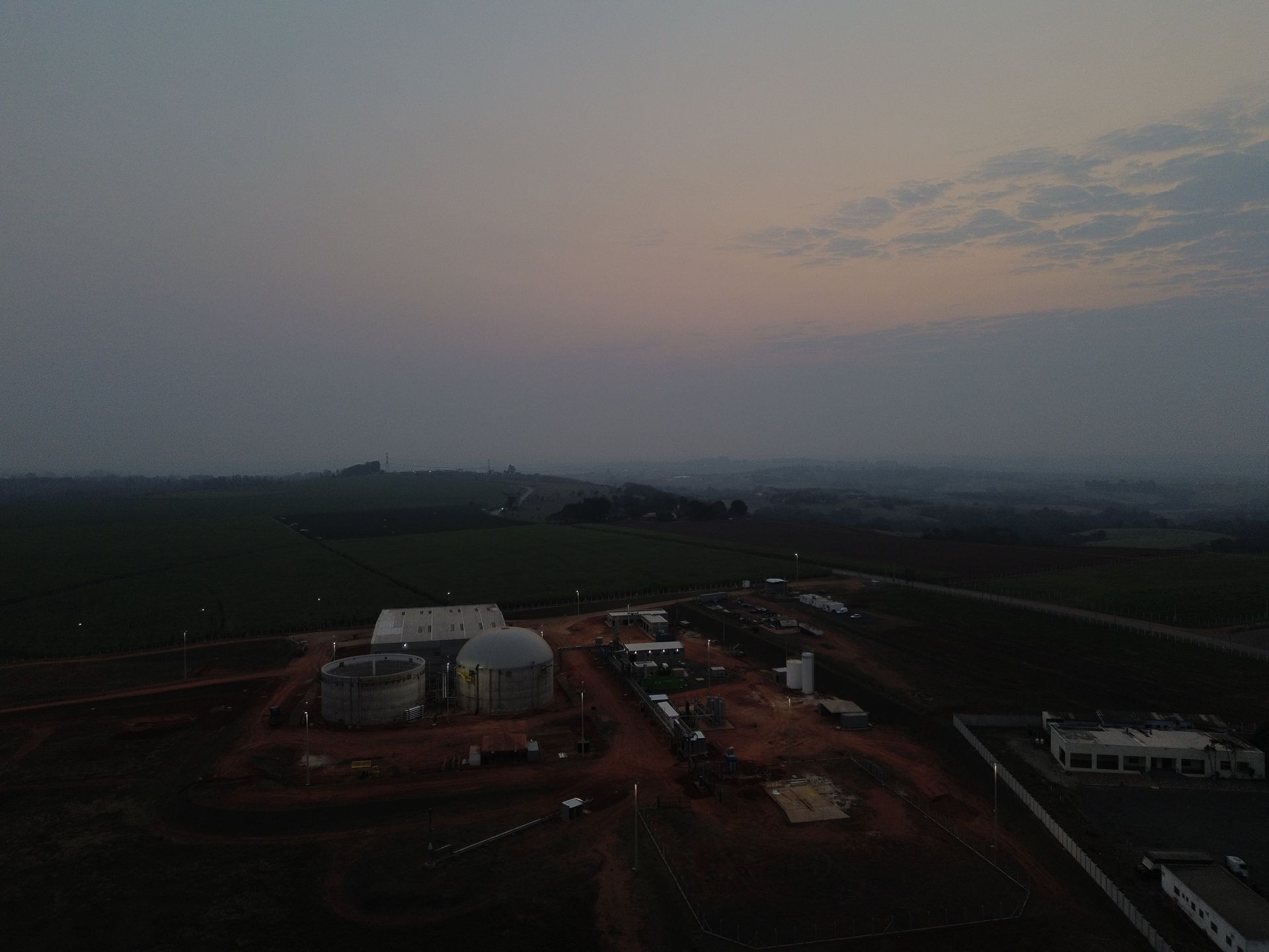 Uma vista aérea de um canteiro de obras da Crigeo ao pôr do sol