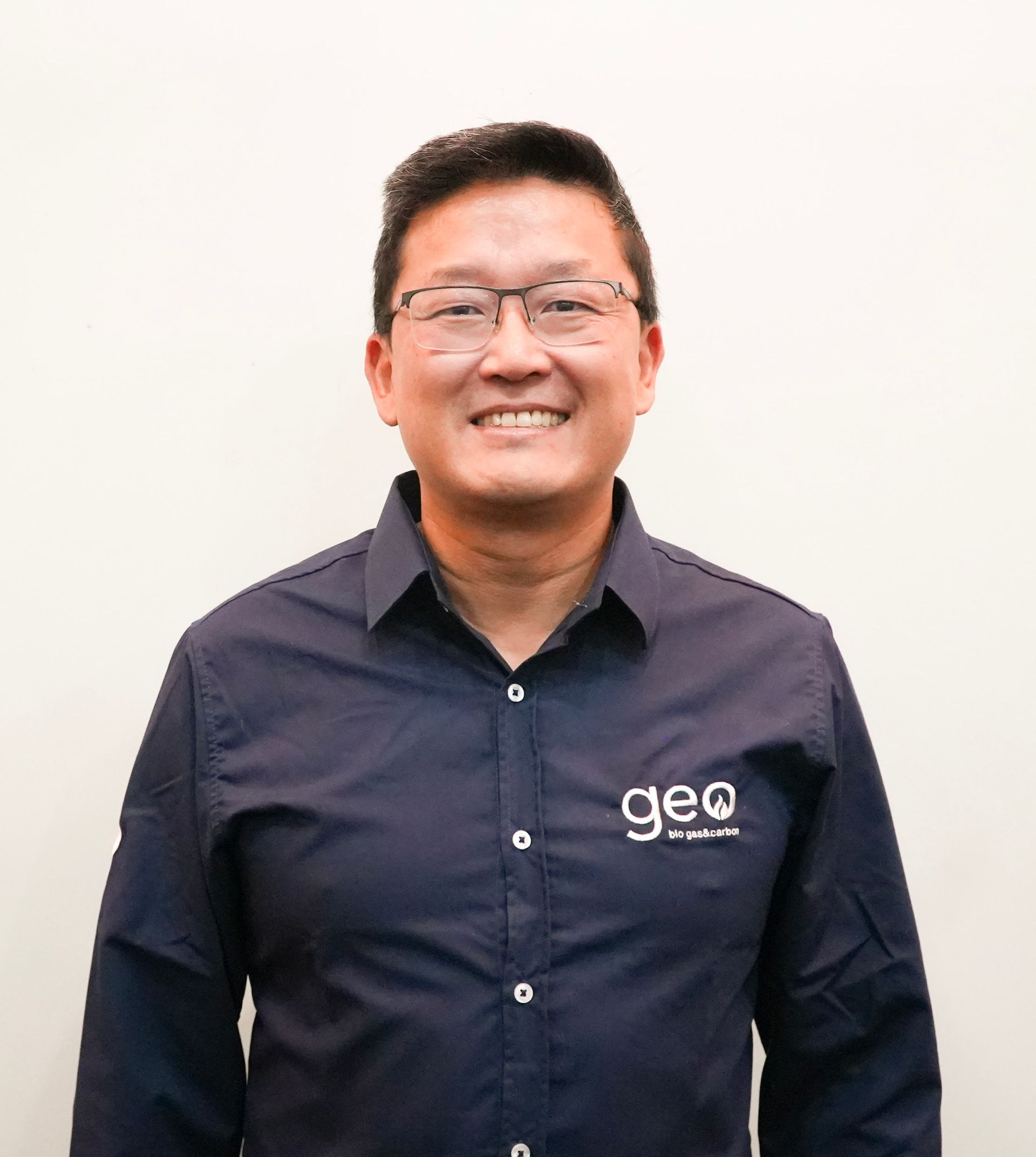 Um homem usando óculos e uma camisa que diz geo