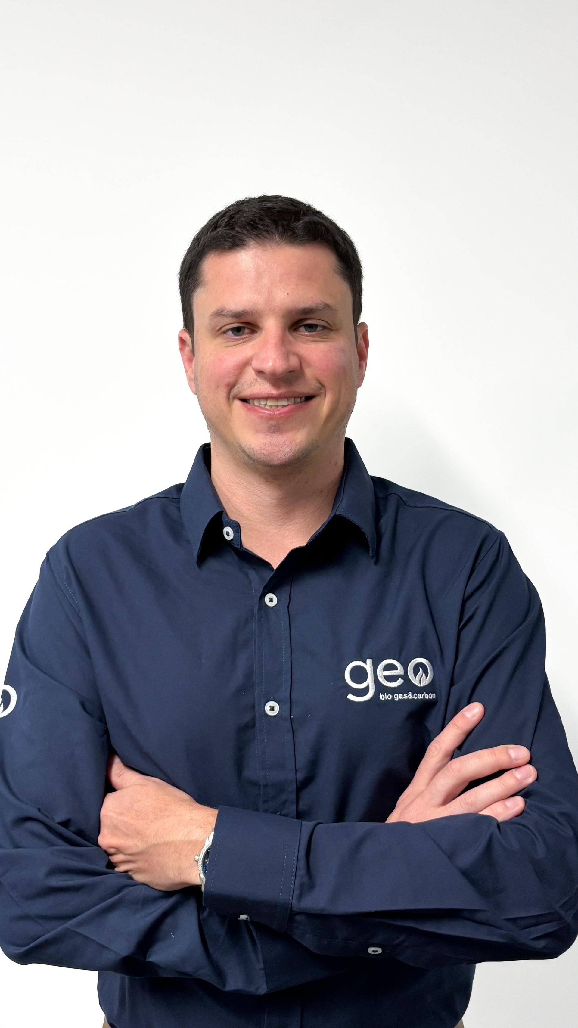 Homem utilizando uma camisa azul escrito Geo