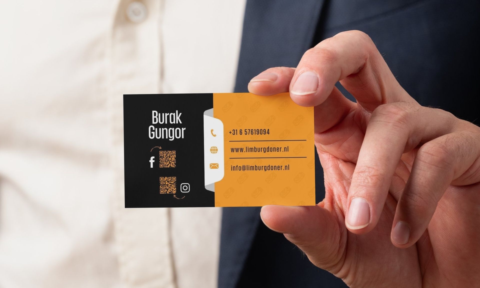 Een man in pak houdt een visitekaartje in zijn hand.