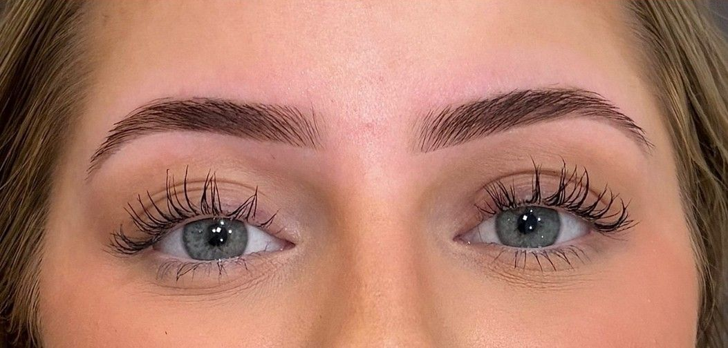 Un primo piano dell'occhio di una donna con lunghe ciglia.