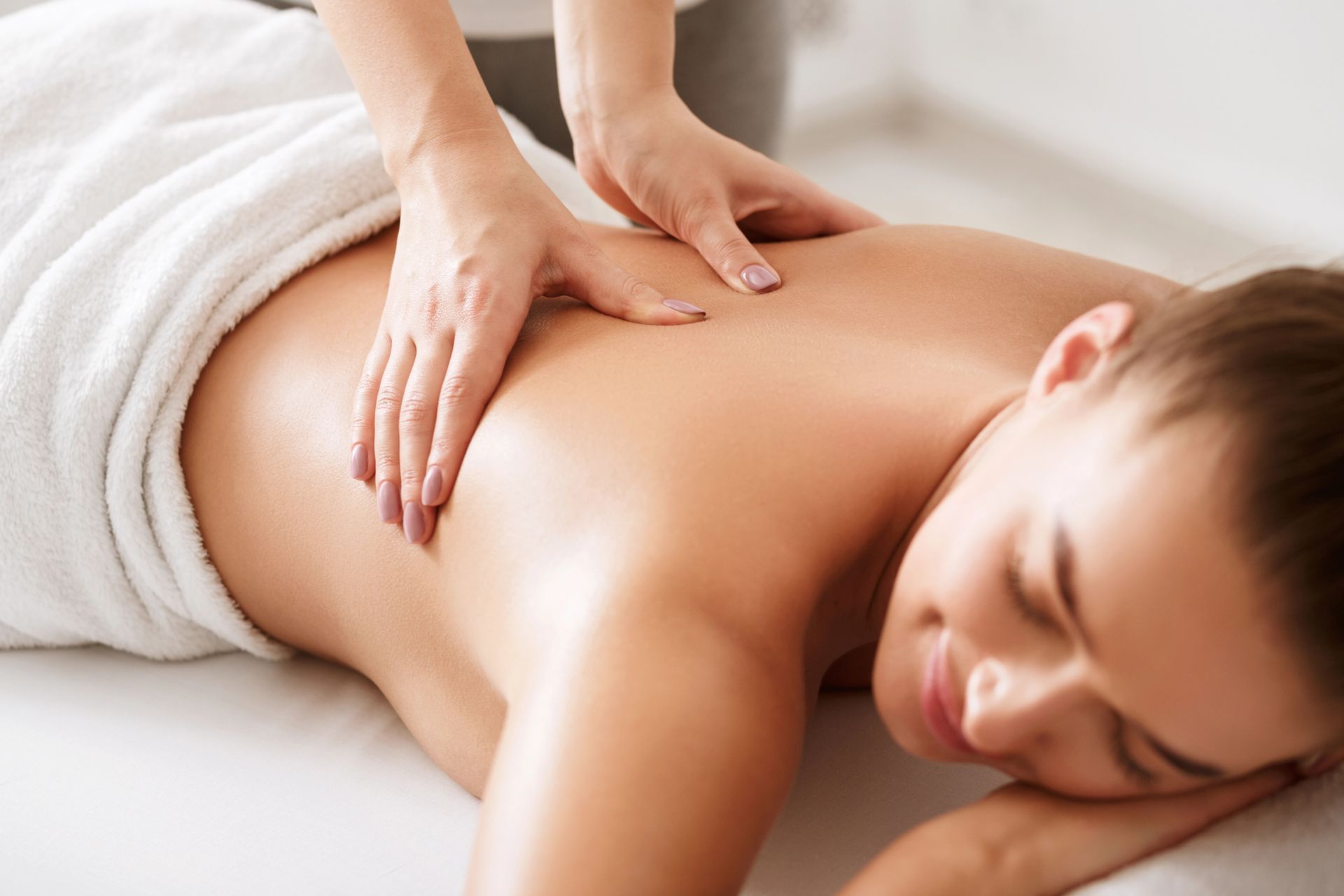 Una donna si sta facendo fare un massaggio in una spa.