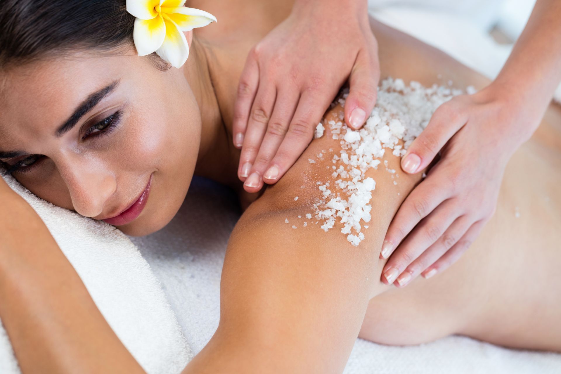Una donna si sta sottoponendo a uno scrub corpo in una spa.