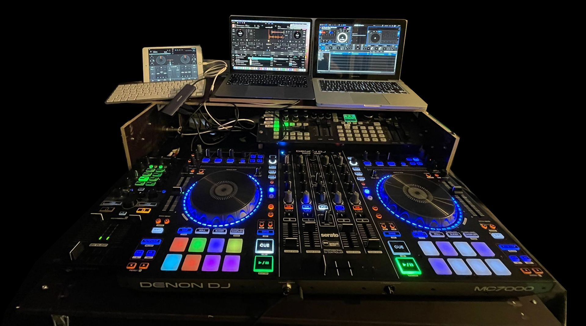 Ein DJ-Mixer mit zwei Laptops darauf