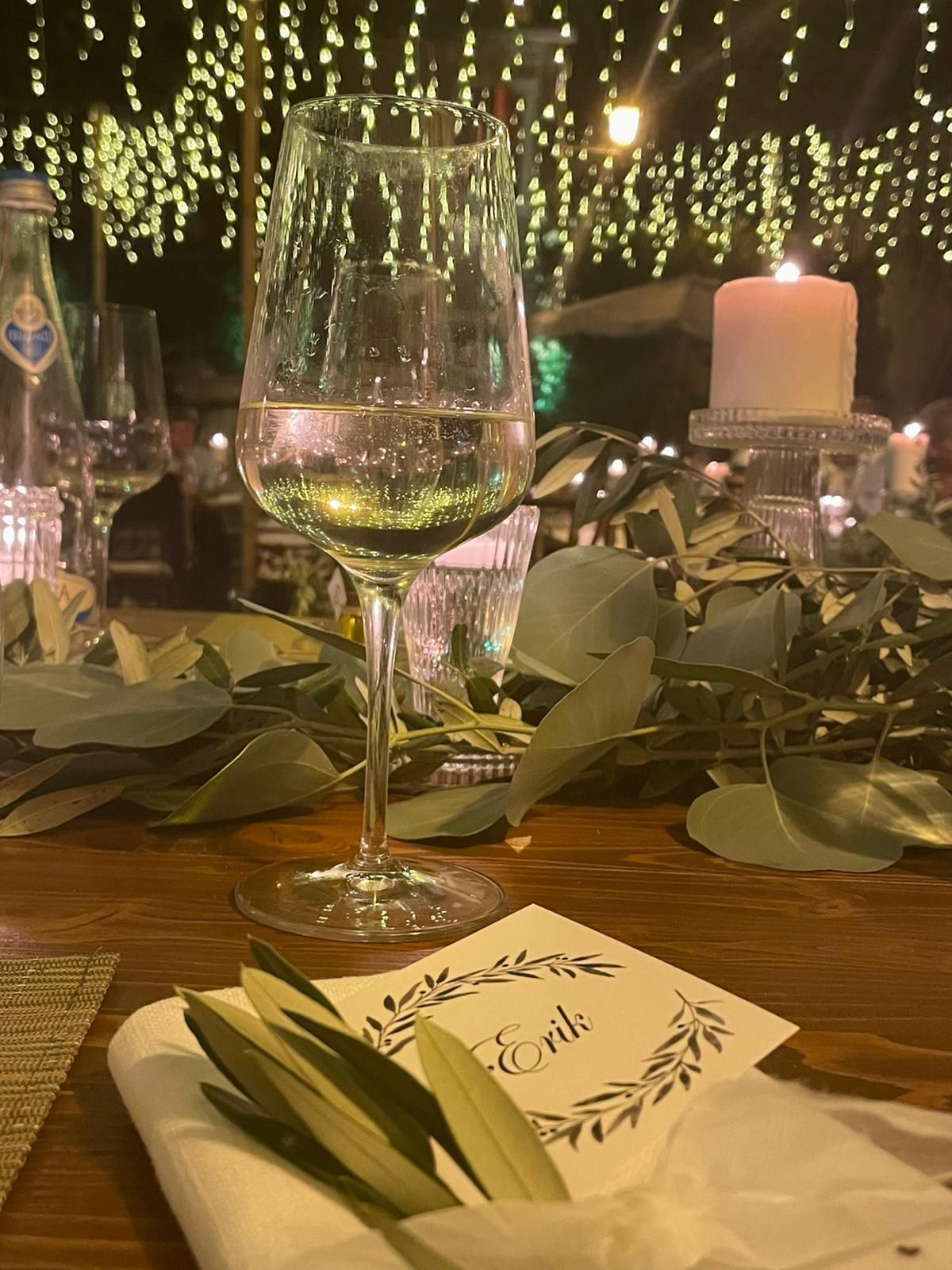 Ein Glas Wein steht auf einem Holztisch.