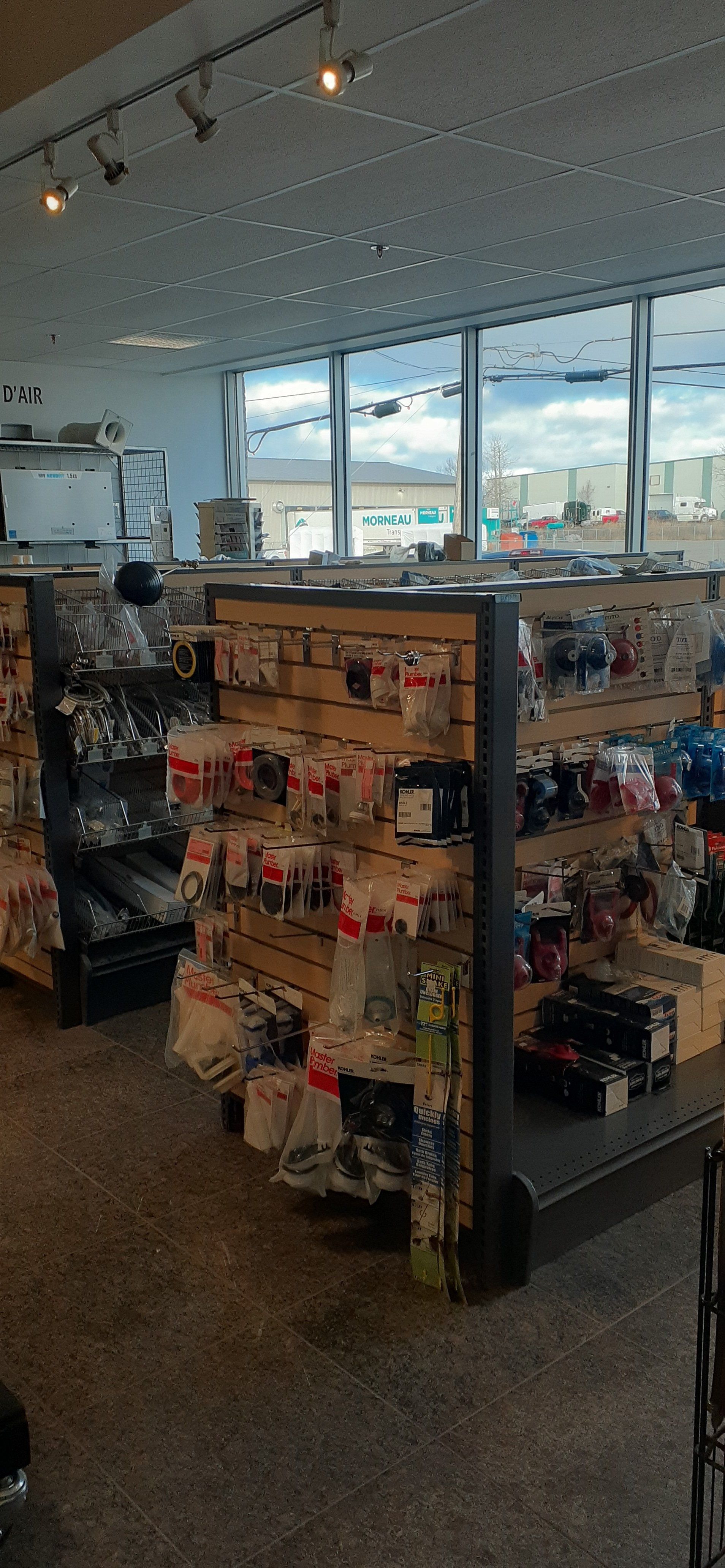 Un magasin rempli de nombreux articles sur des étagères.