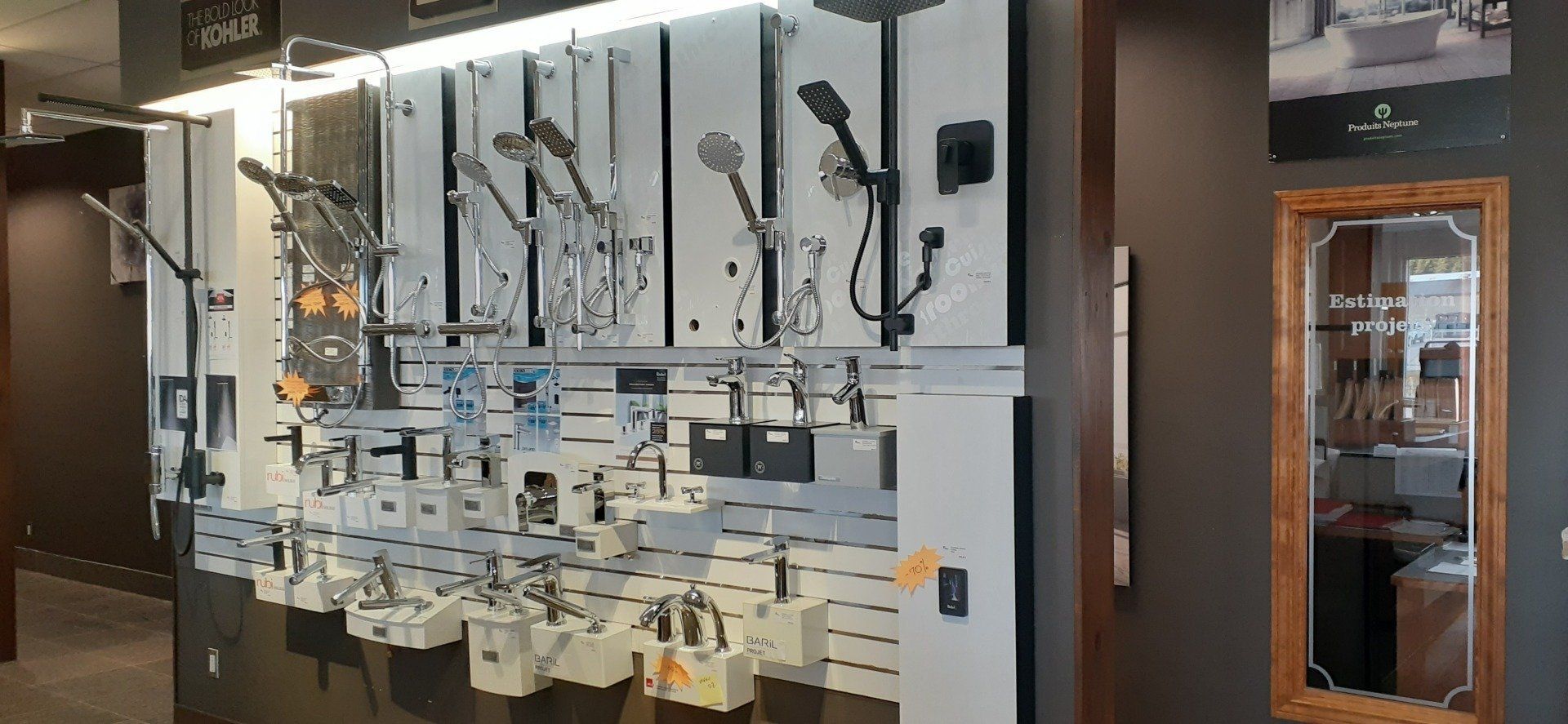 Une salle d'exposition de salle de bain remplie de nombreux robinets et pommeaux de douche.