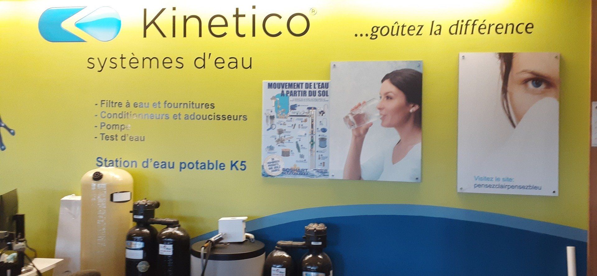 Un affichage cinétique avec une femme buvant de l'eau sur le mur